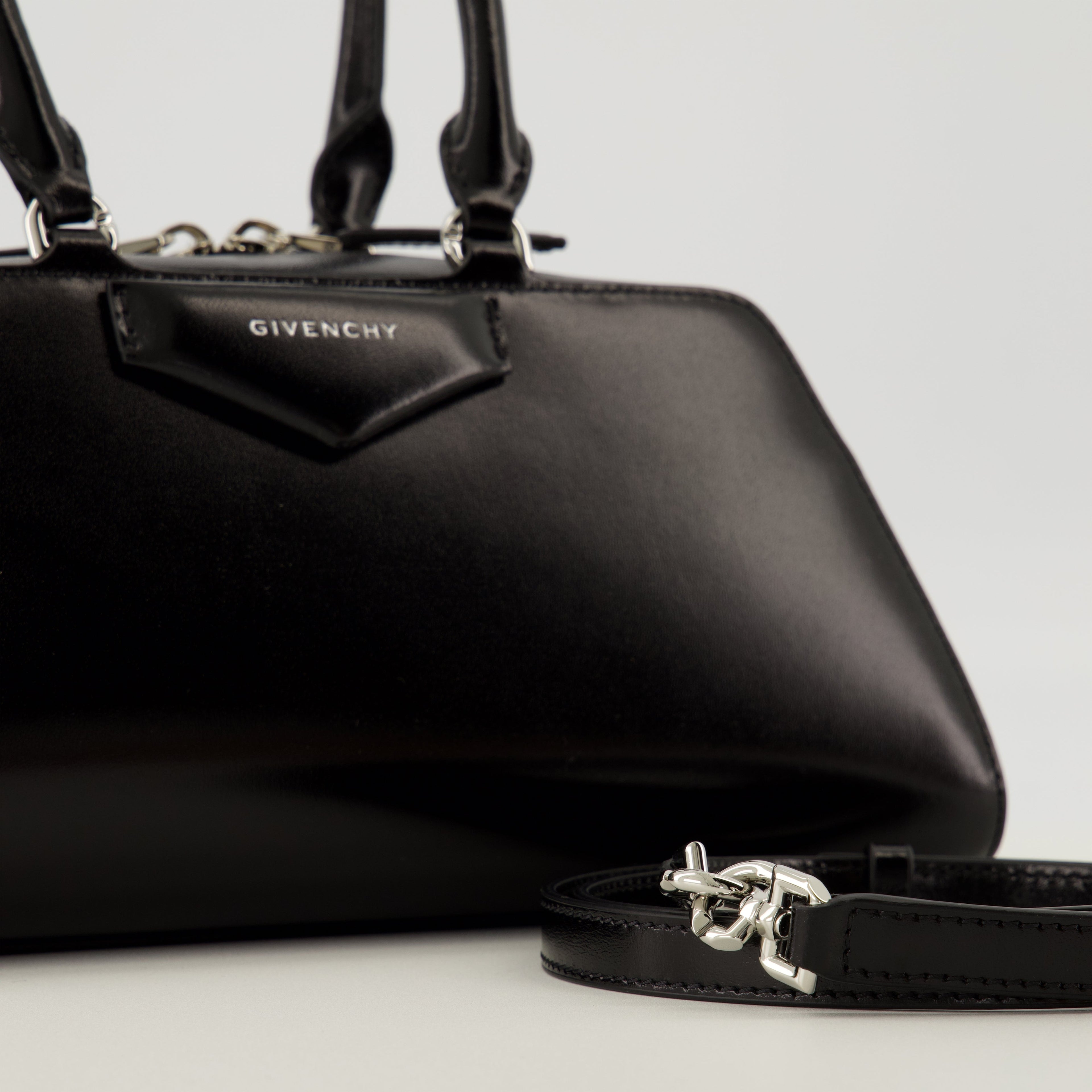 Antigona East-West Bag